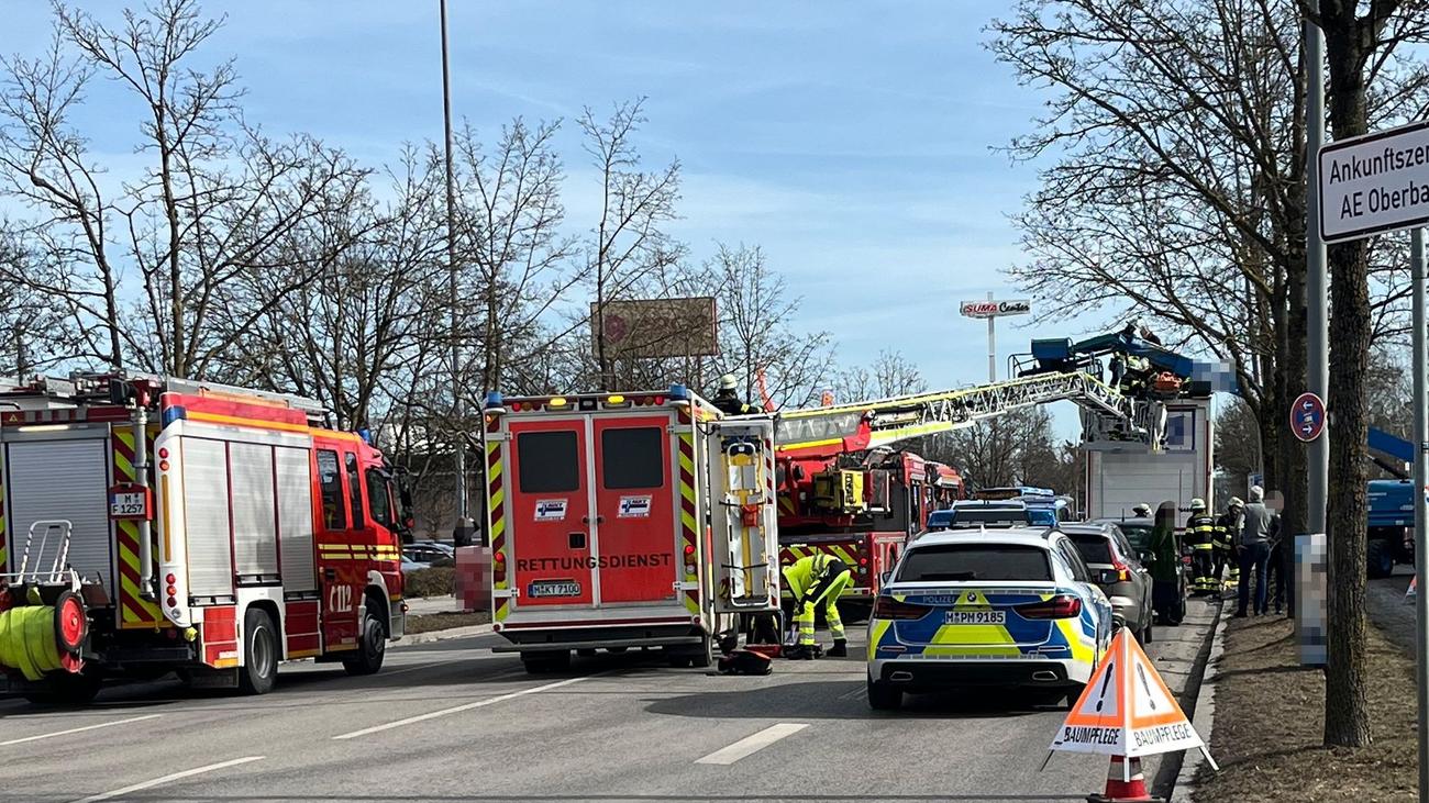 truck accident, Munich, injured workers, Arbeitskorb, lifted