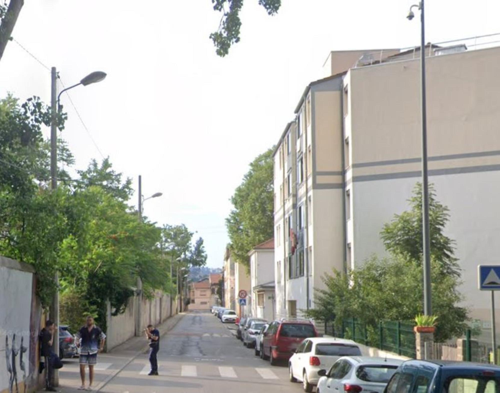 Oullins vandalism, Camera shooting, Lyon suburb, Caliber 12 shots, Electrical cabinet destruction, Public lighting sabotage, Deal points action, Security reinforcement, Investigation ongoing, Dealers vs. riverains fight