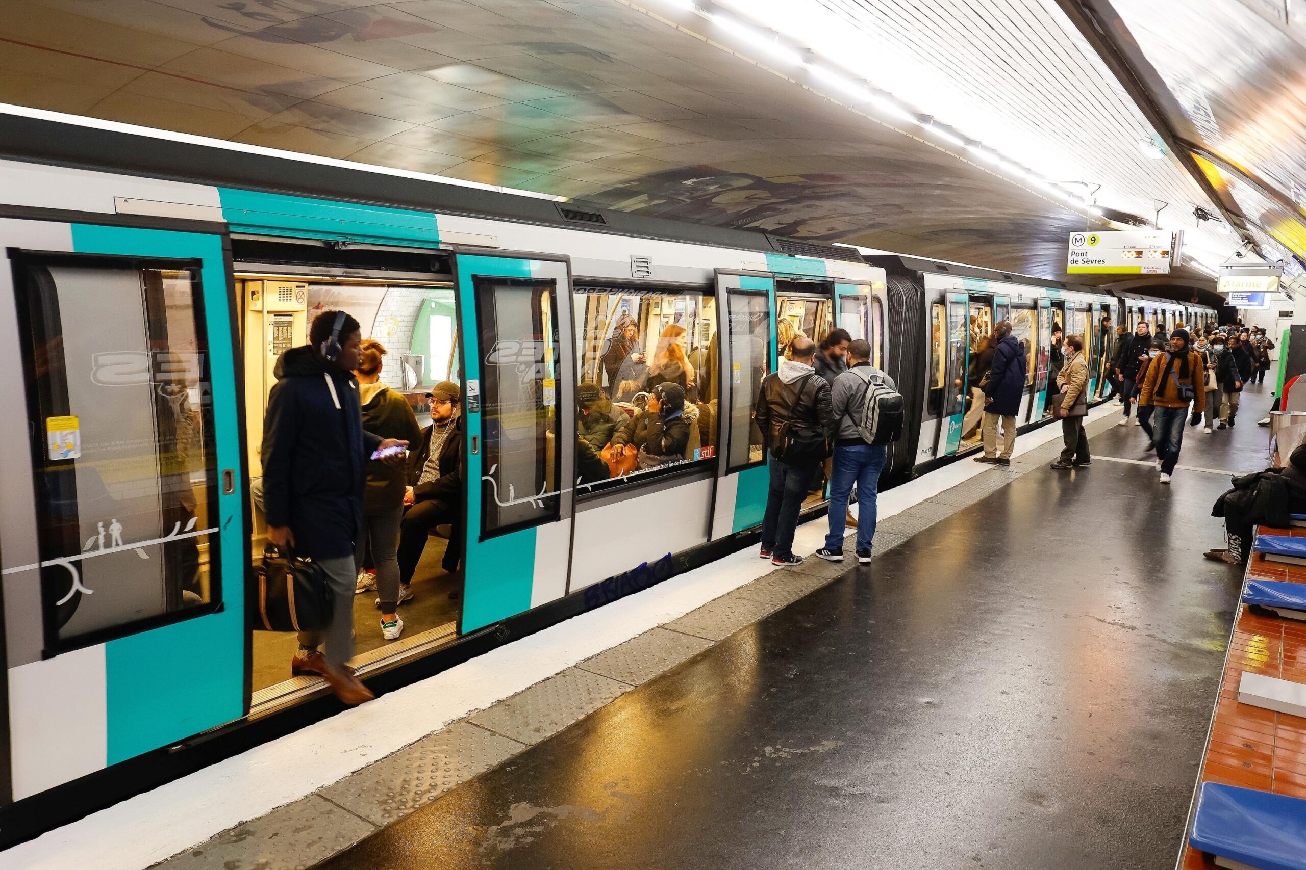 Metro and RER punctuality, Île-de-France Mobilités, RER B, RER C, RER D, Metro line 8, Paris Olympics 2024, IDFM, platform of compensation, RER E, metro lines 3, 6, 7, 13, metro line 8, MF19 metro, Valérie Pécresse, public transport