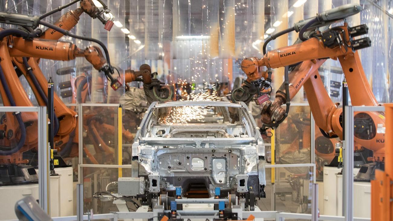 Kuka, Augsburg, job cuts, restructuring, robotics industry, automotive industry, manufacturing, Germany