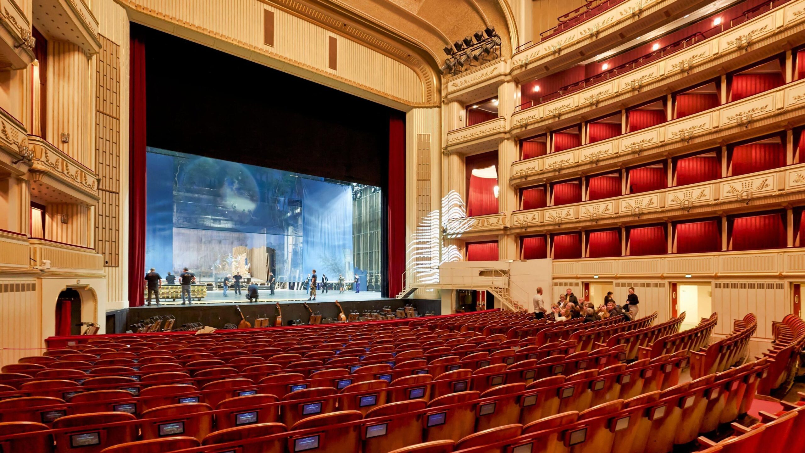 Vienna Opera, Rossini's Barber of Seville, Plastic Canvas Smell, Odorous Set, Old Cheese Smell, Gorgonzola Smell, Technical Malfunction, Austrian Institution, 1966 Decor