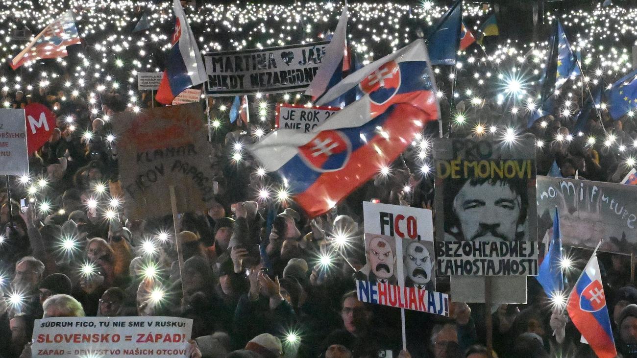 Anti-government protests, Slovakia, Jan Kuciak murder, Robert Fico, Mier Ukrajine, For a Decent Slovakia, Ukraine support, Pro-Russian sentiment, Authoritarianism