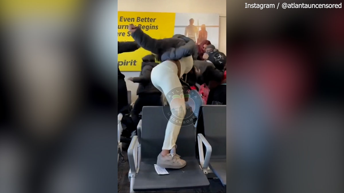 Atlanta Airport Brawl, Viral Video, Hartsfield-Jackson Atlanta International Airport, Spirit Airlines, Passenger Fight, Travel News, Airport Violence, Crowd Fight, Chaos at Airport