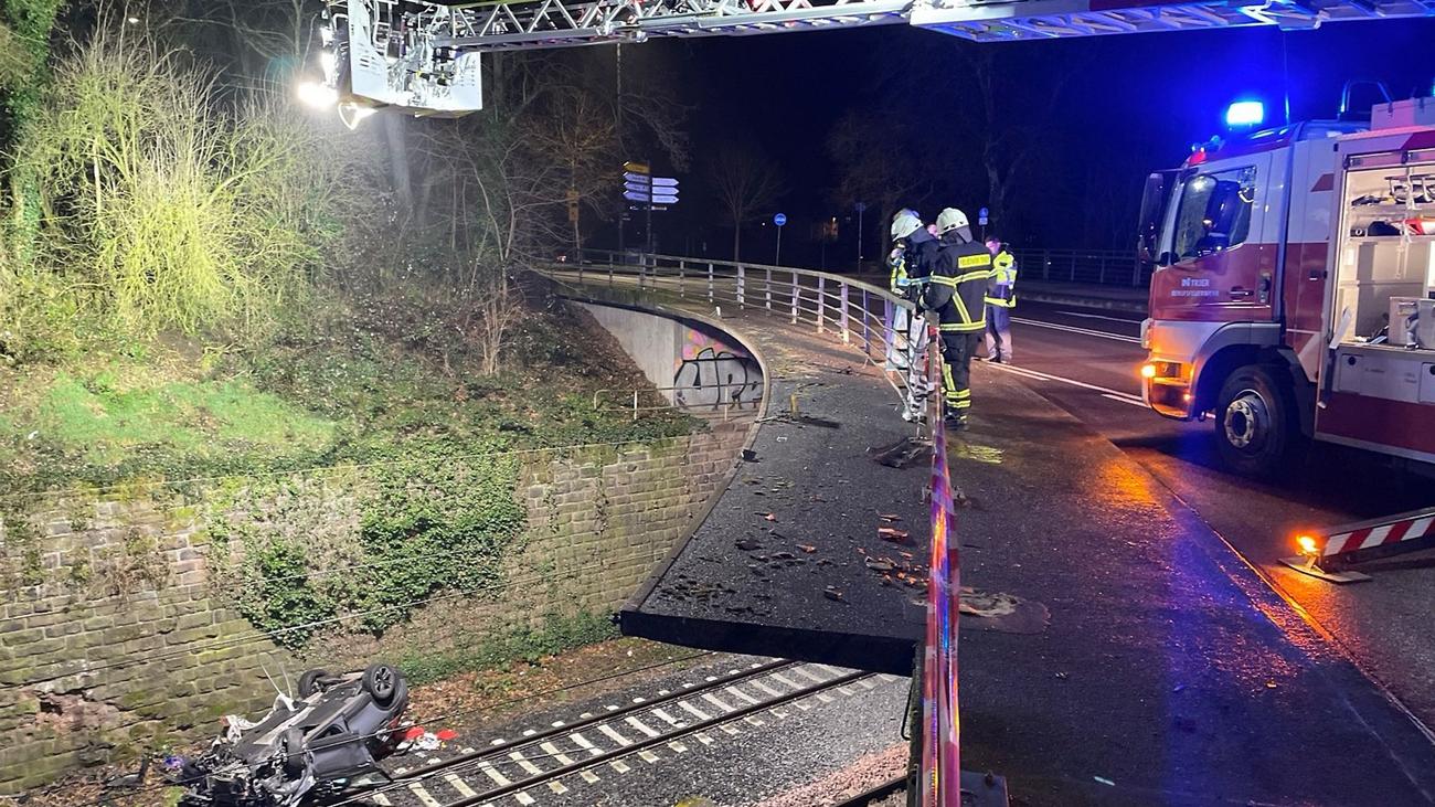 Trier, car accident, bridge, train tracks, rescue, injuries, traffic disruption, Germany
