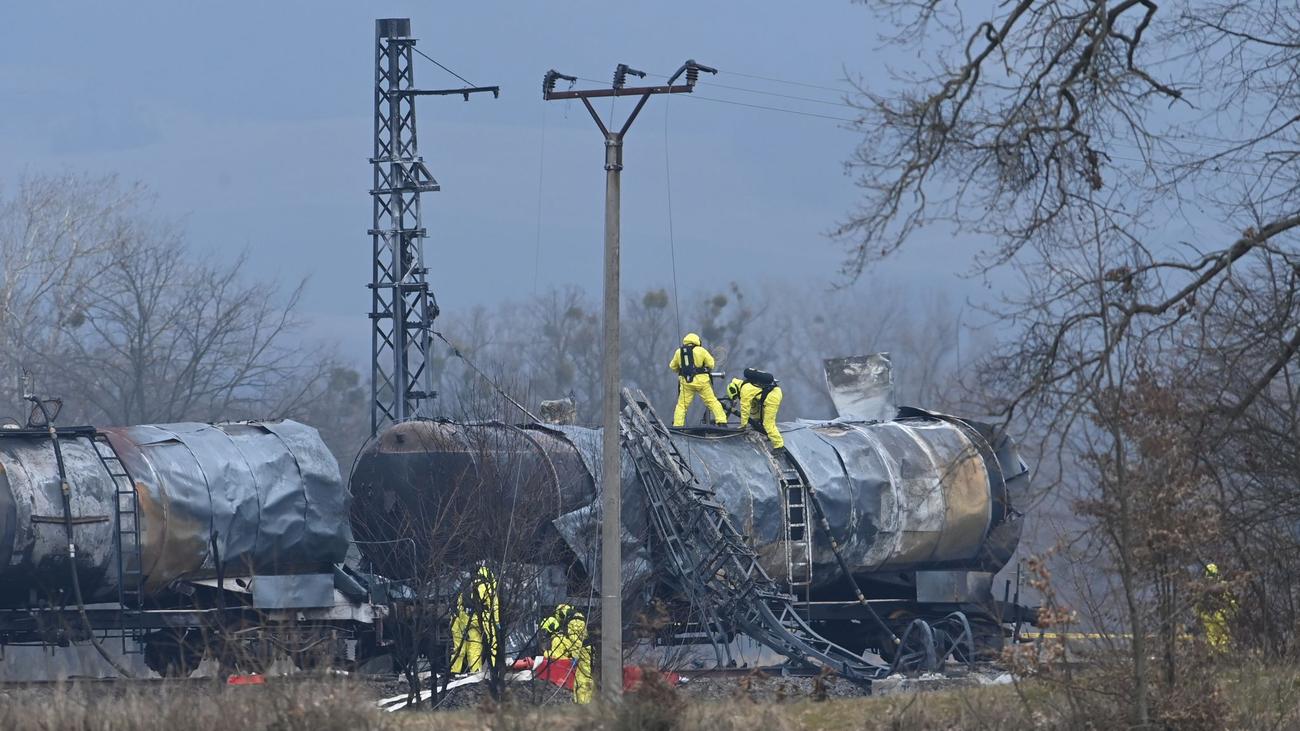 train derailment, benzene, Czech Republic, Hustopece nad Becvou, fire, cancer-causing, environmental hazard, chemical spill, police investigation, freight train, accident, rail transport, emergency response, krebserregend
