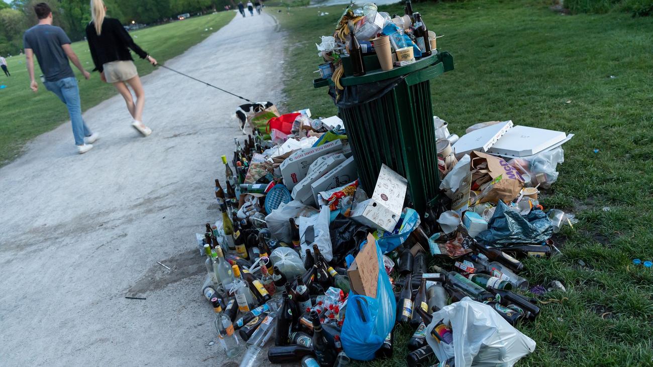 Müll, Abfall, Bayern, Großstädte, Parks, Grünflächen, Reinigung, Mehrweg, Würzburg, Main, München, Isar, To-Go, Augsburg, Abfallhaie, Nürnberg, Müllbehälter, Pizzakartons, Regensburg, Sammelständer, Umweltverschmutzung, Littering, Waste Management, Public Spaces, Environmental Protection
