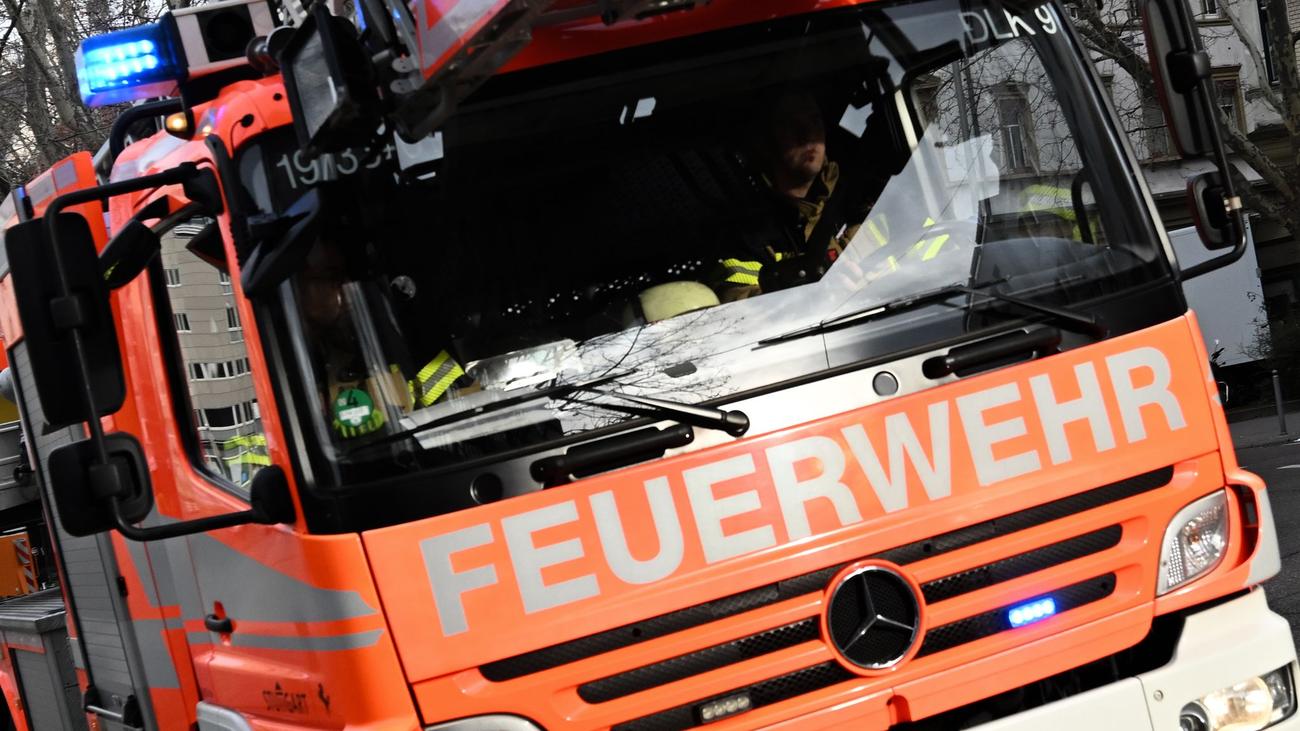 kitchen fire, Leimen, Rhein-Neckar-Kreis, house fire, fire damage, elderly woman, cooking fire, grease fire, traffic diversion
