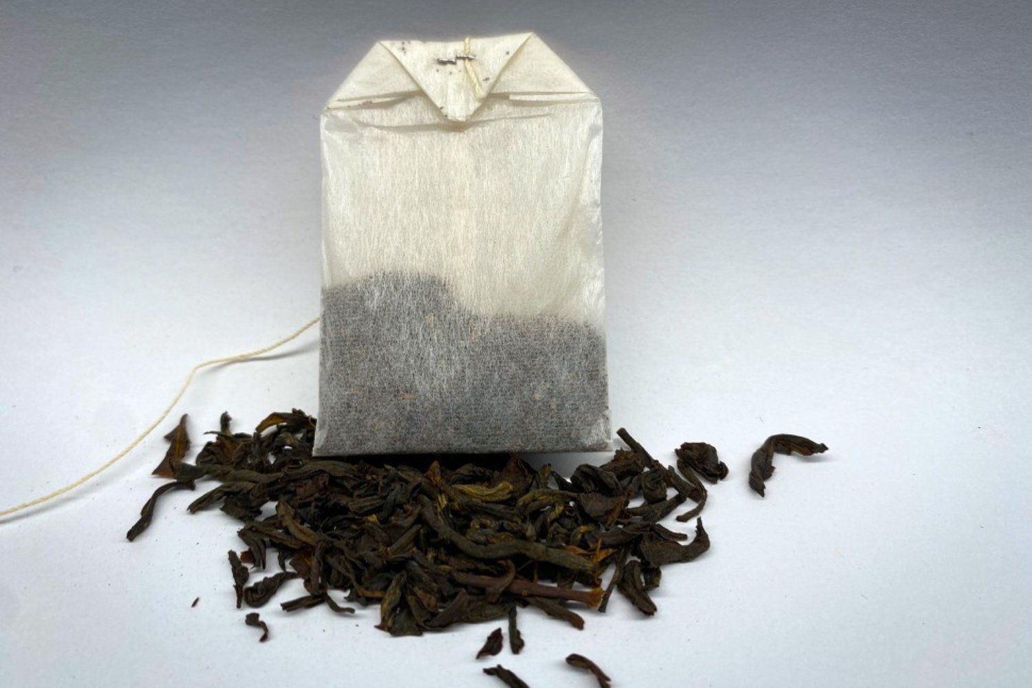 tea, water purification, heavy metals, lead, cadmium, health benefits, tea leaves, brewing, steeping, surface area, cellulose tea bags, public health
