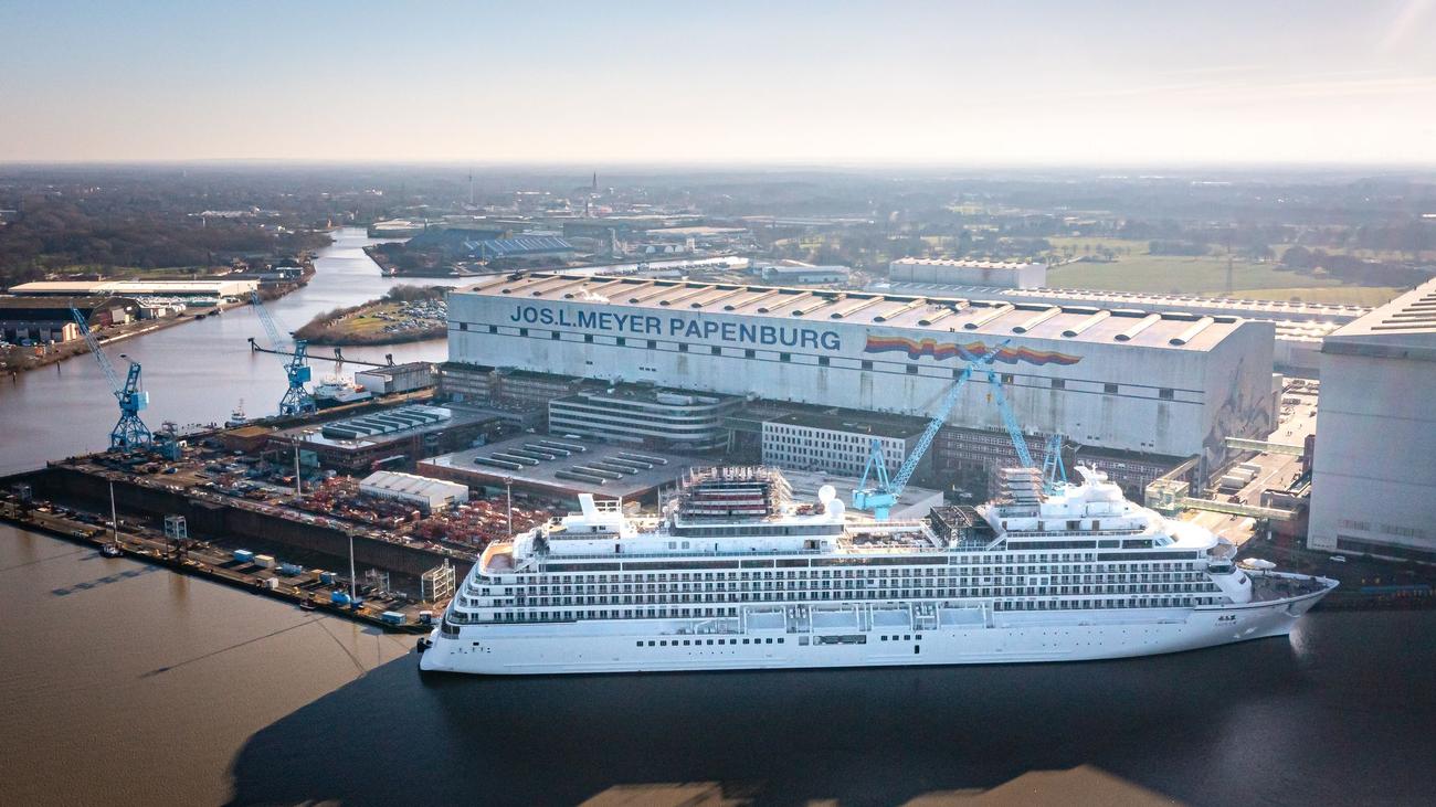 Meyer Werft, Asuka III, cruise ship, ship transfer, Ems, Eemshaven, NYK Cruises, Papenburg, Gandersum, Emssperrwerk, nature conservation, tourism, Corona pandemic, shipbuilding, German shipyard
