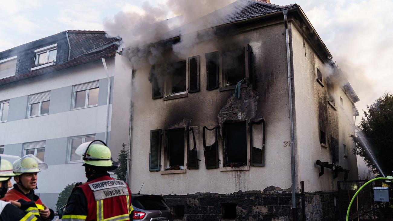Mainz-Laubenheim, fire, house fire, single-family home, fire damage, fire brigade, firefighters, Germany, news, blaze, Erdgeschoss, Löscharbeiten, cause of fire, unklar
