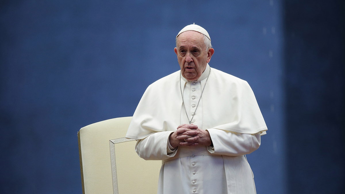 Pope Francis, pneumonia, double pneumonia, Vatican, Gemelli Hospital, oxygen therapy, ventimask, health update, medical condition, prognosis, critical condition, Marc Siegel, Fox News, elderly patient, respiratory issues, heart surgery, lung removal
