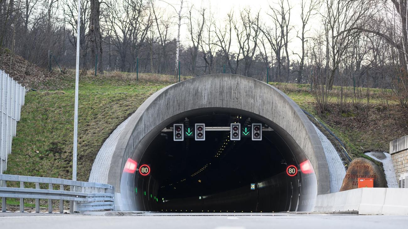 Tunnel Königshainer Berge, A4, Autobahn 4, Tunnel closure, Roadworks, Road closure, Diversion, Construction work, Motorway tunnel, Königshainer Berge, Germany, Traffic disruption, Delays, Modernization, Rock excavation, Emergency niches, Truck traffic, Traffic, German Autobahn
