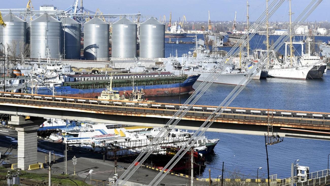 Ukraine, Russia, Odessa, Dnipropetrovsk, missile strike, port infrastructure, civilian ship, Panama flag, military training ground, Iskander missile, casualties, foreign instructors, Oleh Kiper, Russian Defense Ministry, conflict, war

