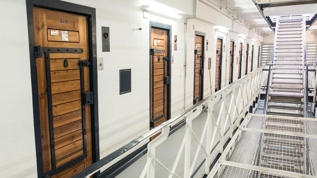 NRW, Nordrhein-Westfalen, prison, jail, phone, telephone, cell phone, pilot project, Essen, Geldern, Justice Ministry, inmate, resocialization, Westfälischer Anzeiger, prison cell, Haftraum-Telefonie, inmate phone
