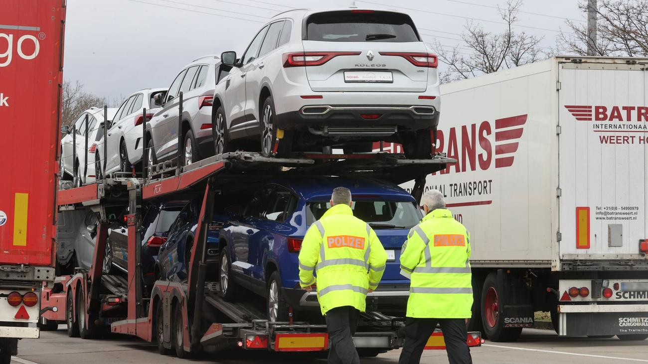 Truck control, bus control, Saxony-Anhalt, police control, traffic violations, defects, driving times, rest periods, heavy goods vehicles, passenger transport, interior ministry, focus checks, driving ban, Europe-wide checks
