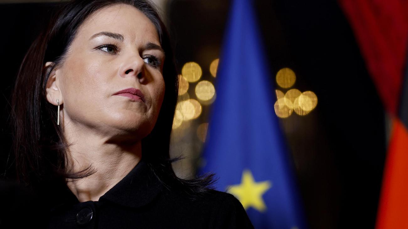 Annalena Baerbock, Frank-Walter Steinmeier, Olaf Scholz, Friedrich Merz, Ukraine, USA, Russland, Europäische Union, Sicherheitspolitik, Außenpolitik, Schuldenbremse, Sondervermögen, Völkerrecht, Donald Trump, Wolodymyr Selenskyj, Keir Starmer, Bundesregierung, Deutschland, Krieg, Aggression, Diplomatie, Cyberraum, Verteidigung, Führung, Eklat, Treffen, Krise
