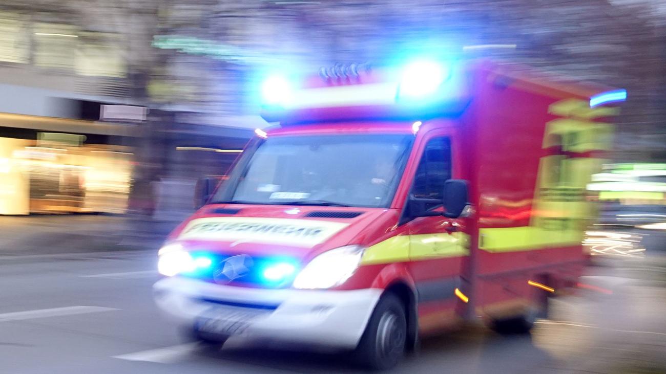 Car accident, fatal crash, Augsburg, Gessertshausen, tree impact, passenger death, driver injured, police investigation, accident cause, traffic accident, car crash
