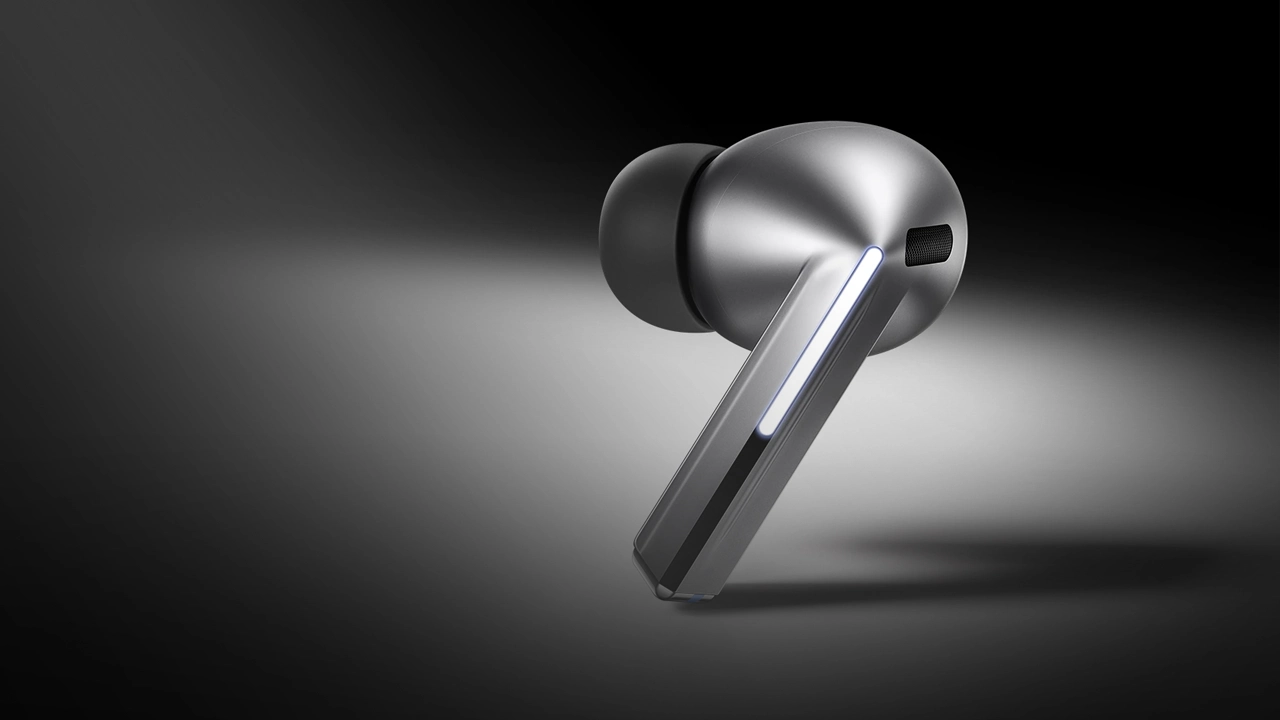 Samsung Galaxy Buds 3 Pro, charging issues, headphone problems, manufacturing defect, software update, quality control, customer complaints, Galaxy Buds FE explosion, R530XXU0AYB3, repair costs, water damage, orange light blinking, battery not charging
