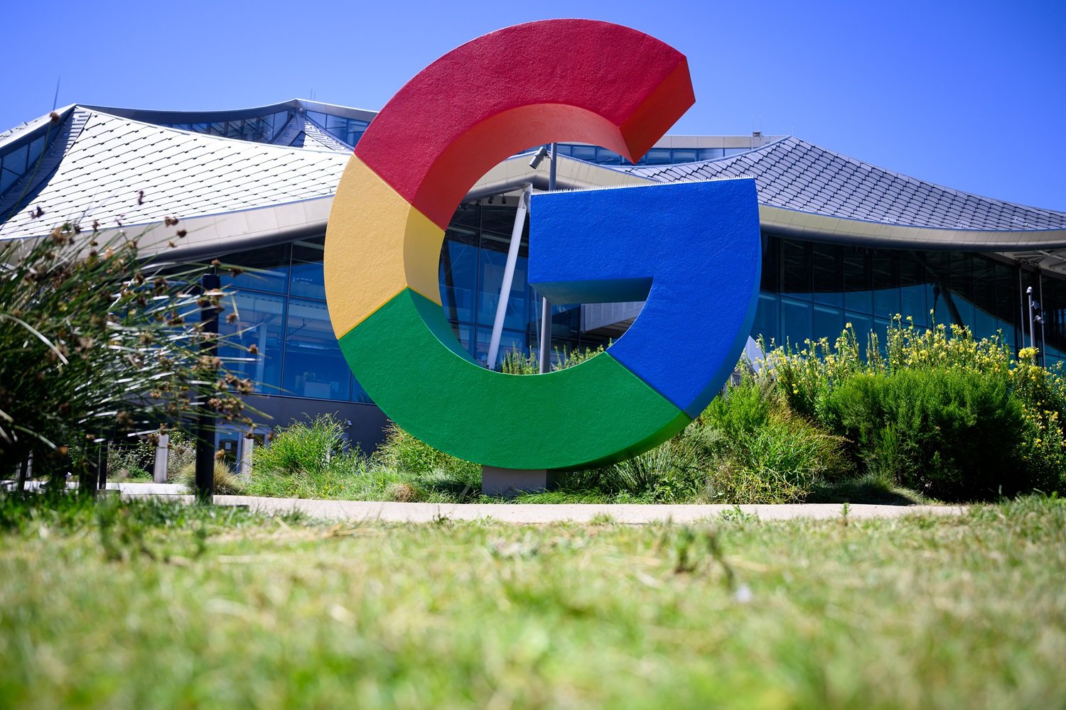Google Taara, light-based internet, high-speed internet, silicon photonic chip, wireless internet, internet technology, X moonshot factory, Li-Fi, Starlink alternative, bandwidth, internet access, wireless communication, data transmission, future internet, Coachella deployment
