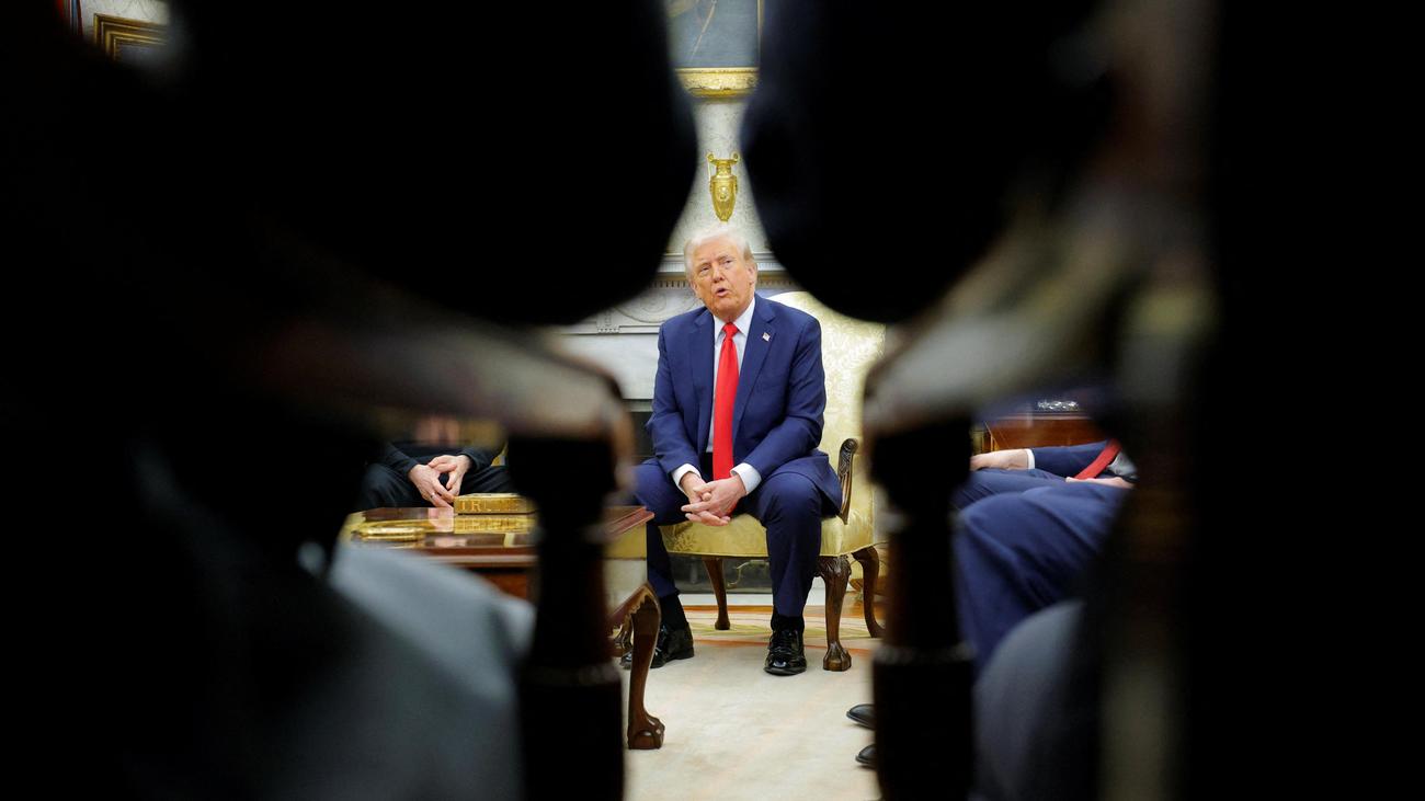 Donald Trump, J.D. Vance, Volodymyr Zelensky, Ukraine, Russia, Third World War, disrespect, Oval Office, US President, Vice President, political discourse, international relations, foreign policy, US politics
