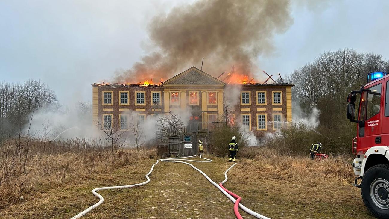 Wasserschloss Johannstorf, Dassow, Brand, Feuer, Herrenhaus, Nordwestmecklenburg, Das weiße Band, Michael Haneke, Film, Drehort, Goldene Palme, Schlossanlage, Gutsanlage, Kulturgeschichte, Kriminalpolizei, Brandursache, Andrea Hinrichs, Gemeinde, Investitionen
