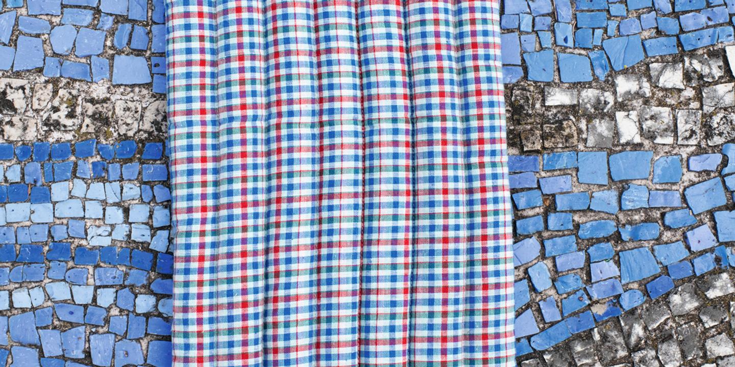 Atelier Colza, Bacsac, bouillotte sèche, graines de lin, made in Bretagne, textiles chinés, fibres naturelles, Eléonore Grignon, Marie-Claude, artisanat français, slow living, bien-être, chaleur thérapeutique, douleurs musculaires, lin biologique, production locale, eco-friendly, développement durable, Stefania Di Petrillo

