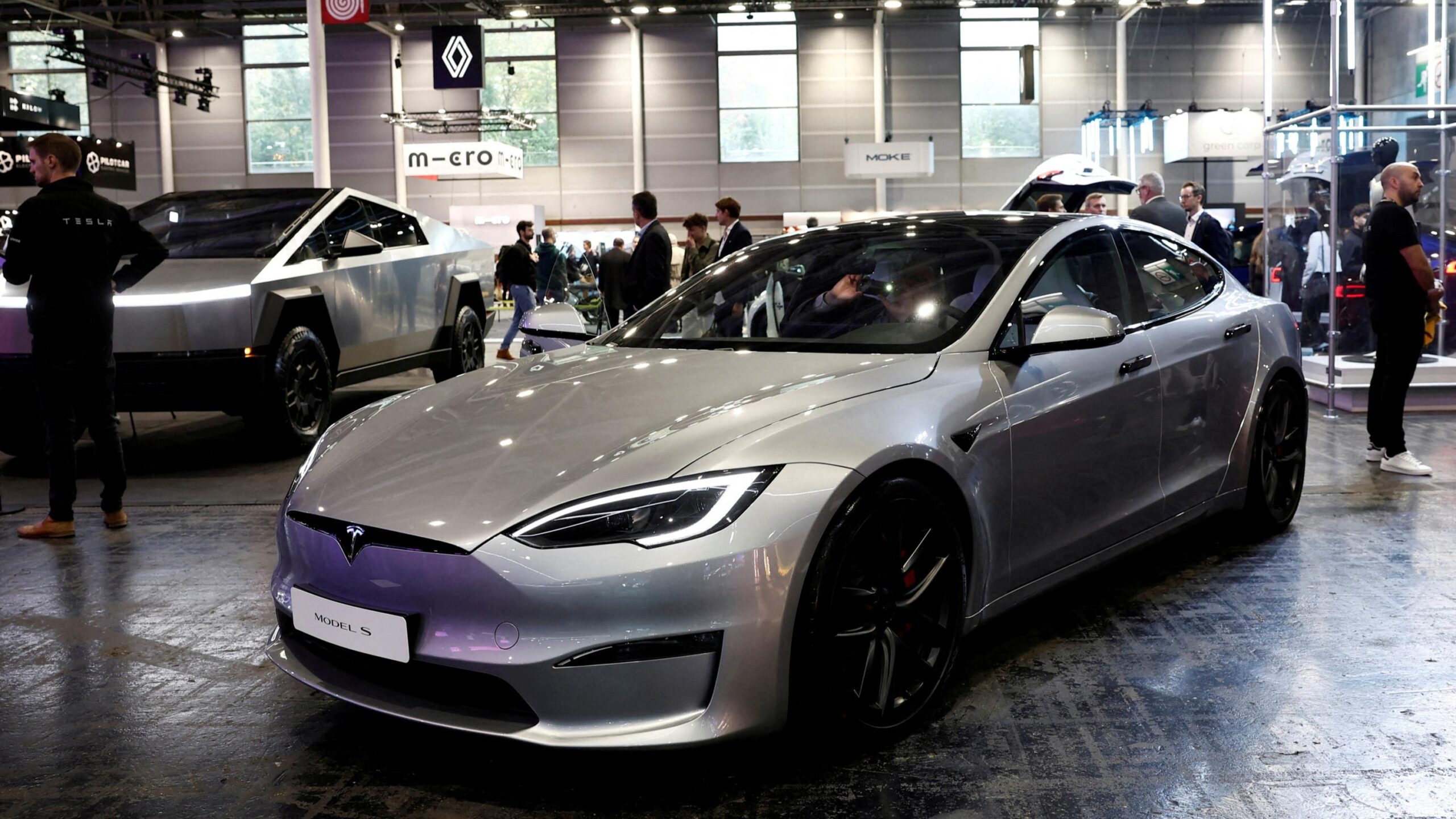 Tesla, Elon Musk, France, electric vehicles, sales, market share, Renault 5, Citroën C3, Plateforme automobile, PFA, European manufacturers, MG, China, SAIC, hybrid cars, tariffs, company fleets, car market, registrations, leasing social, Covid-19, hybrid models, gasoline models, diesel models
