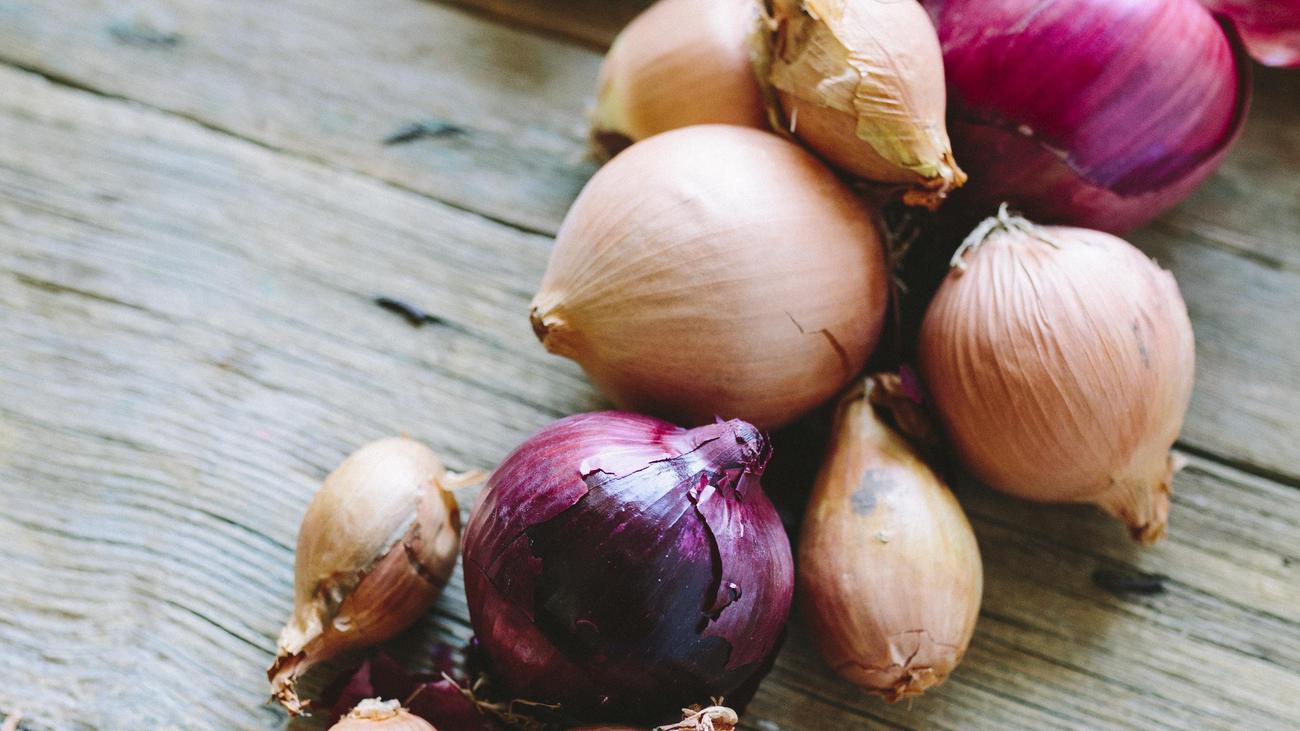 Onion varieties, onion types, onion flavors, cooking with onions, raw onions, caramelized onions, Martin Wörishofer, Windach, Bavaria, onion expert, strong onion flavor, cooking onion
