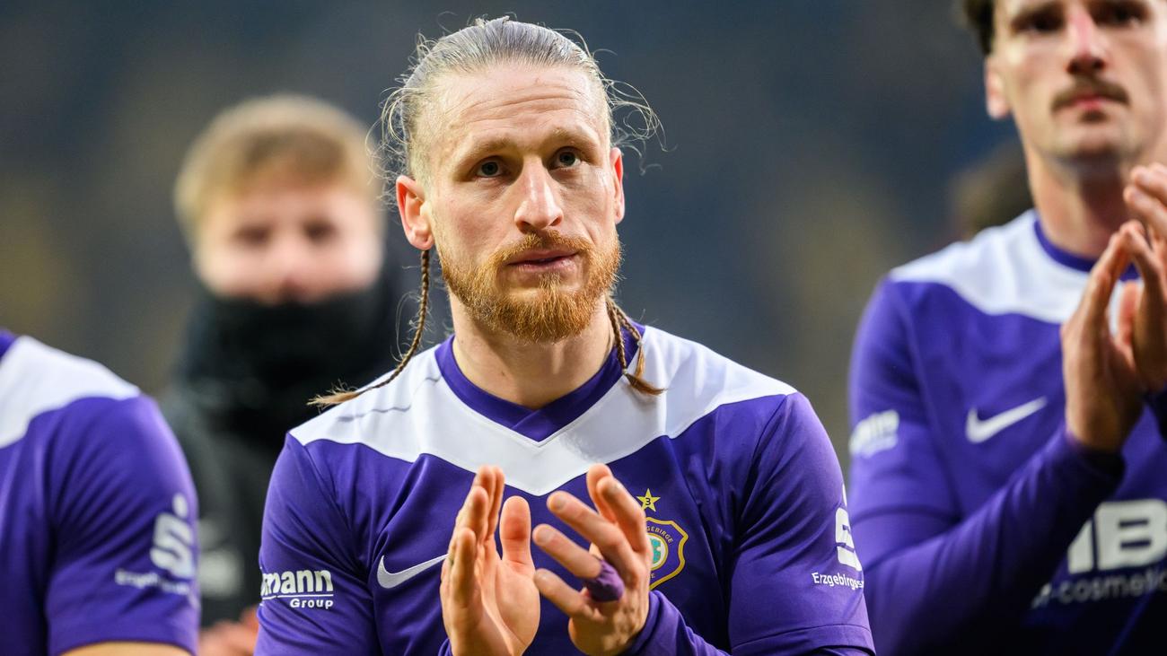 FC Erzgebirge Aue, 3. Liga, Wehen Wiesbaden, Fußball, Jens Härtel, Mika Clausen, Marvin Stefaniak, Spielbericht, Auswärtssieg, Fußball-Liga, German Football, Match Report, Soccer
