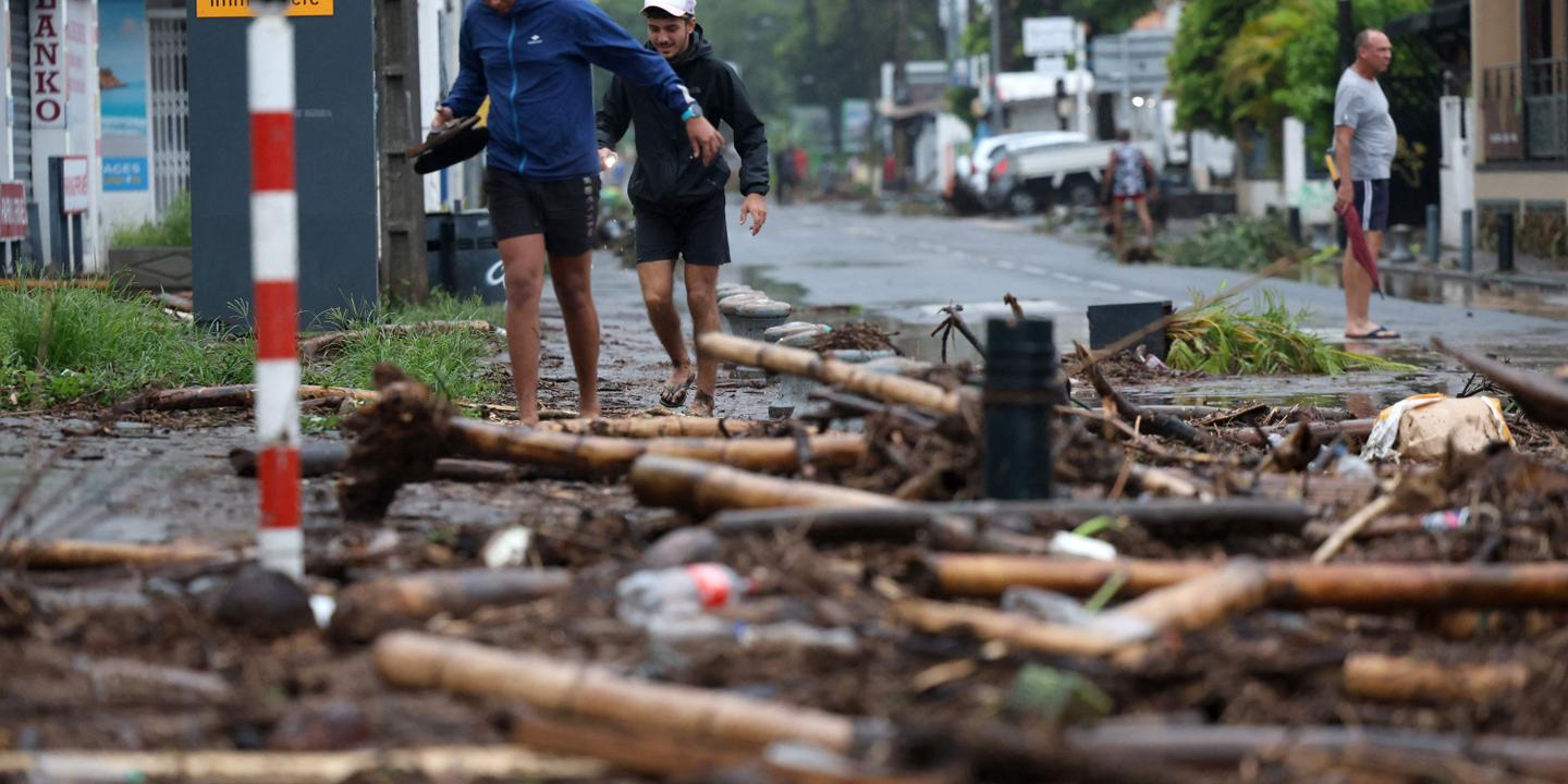 Cyclone, La Reunion, natural disaster, floods, power outage, water outage, internet outage, casualties, emergency aid, Manuel Valls, Bruno Retailleau
