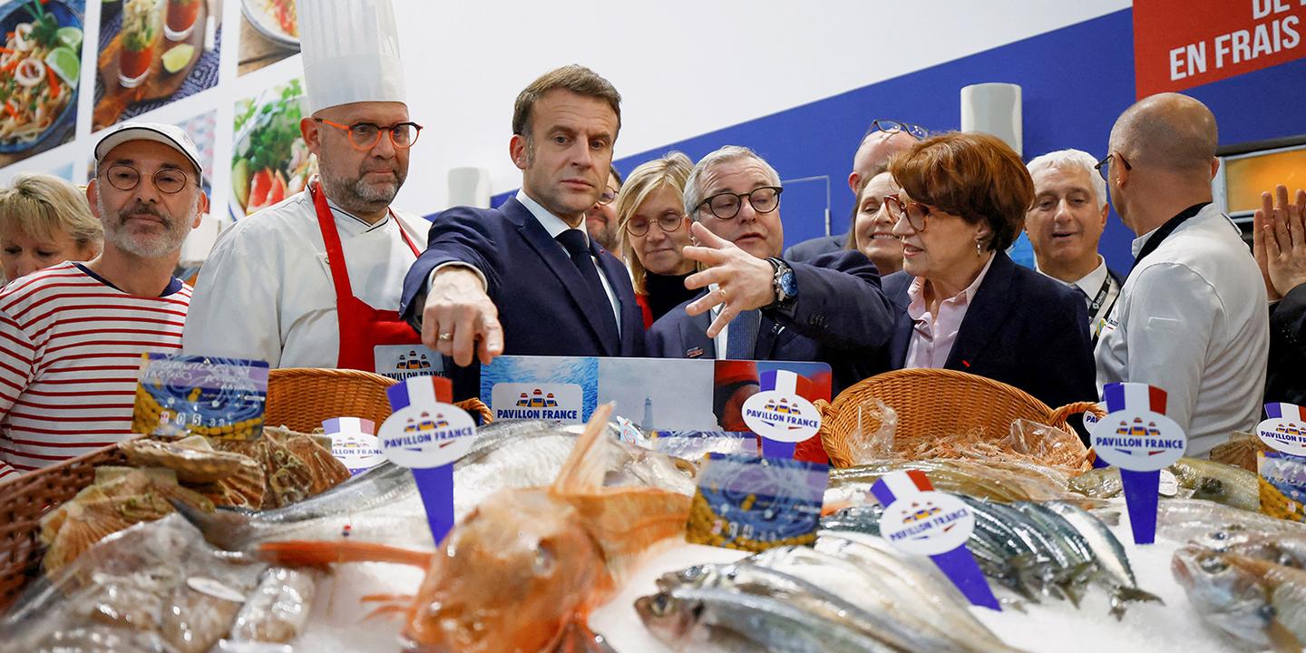 Emmanuel Macron, Salon de l'agriculture, alliance, poisson, grondin, toque, marinière, traditions françaises, gastronomie, actualités, politique
