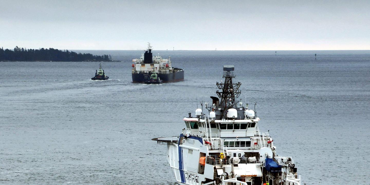 Oil tanker, Russian ghost fleet, submarine cables, Baltic Sea, Finland, damage, arrest, police investigation, Eagle S, Cook Islands flag, anchor, Swedish Navy, NATO, hybrid warfare, Russia, energy infrastructure, communication infrastructure, Porvoo, Helsinki
