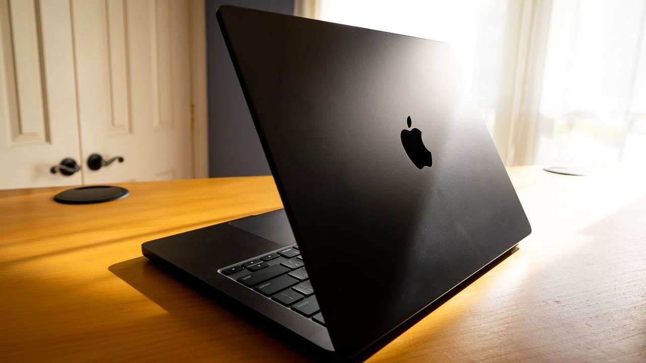 Apple, iPhone 17, iPhone 16, MacBook Air, M4 processor, release date, specifications, rumors, Mark Gurman, new MacBook, Apple analyst, price, features, expectations, upgrades
