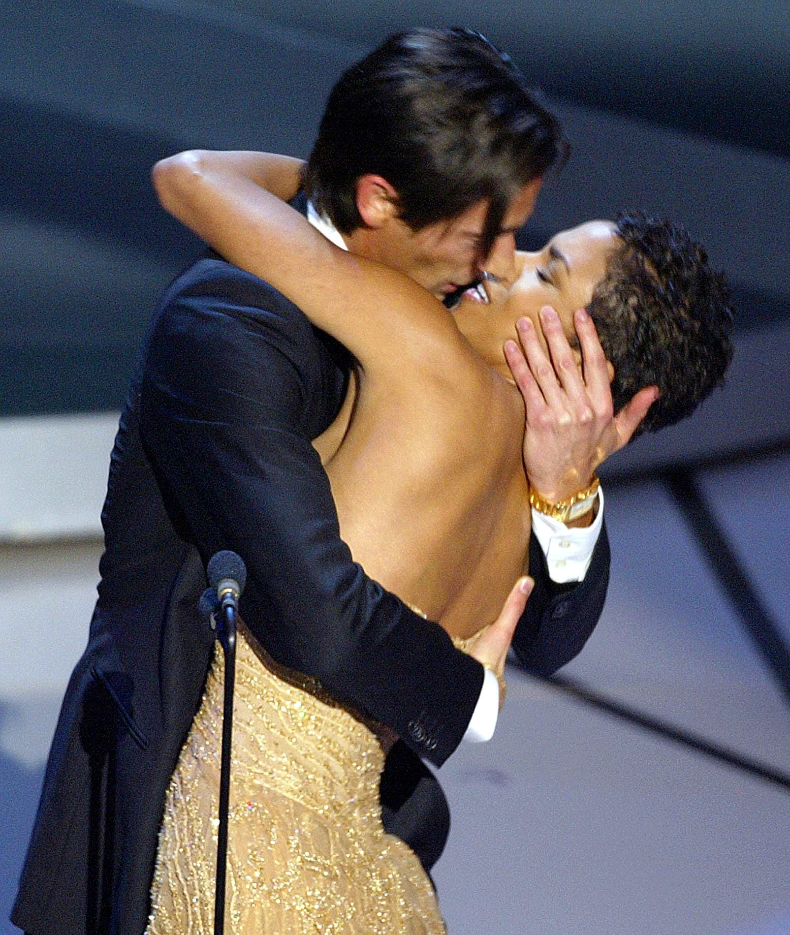 Oscars, red carpet, Adrien Brody, Halle Berry, kiss, controversy, consent, The Pianist, The Brutalist, Christian Siriano, Mindy Kaling, Felicity Huffman, Moore, László Tóth, awards
