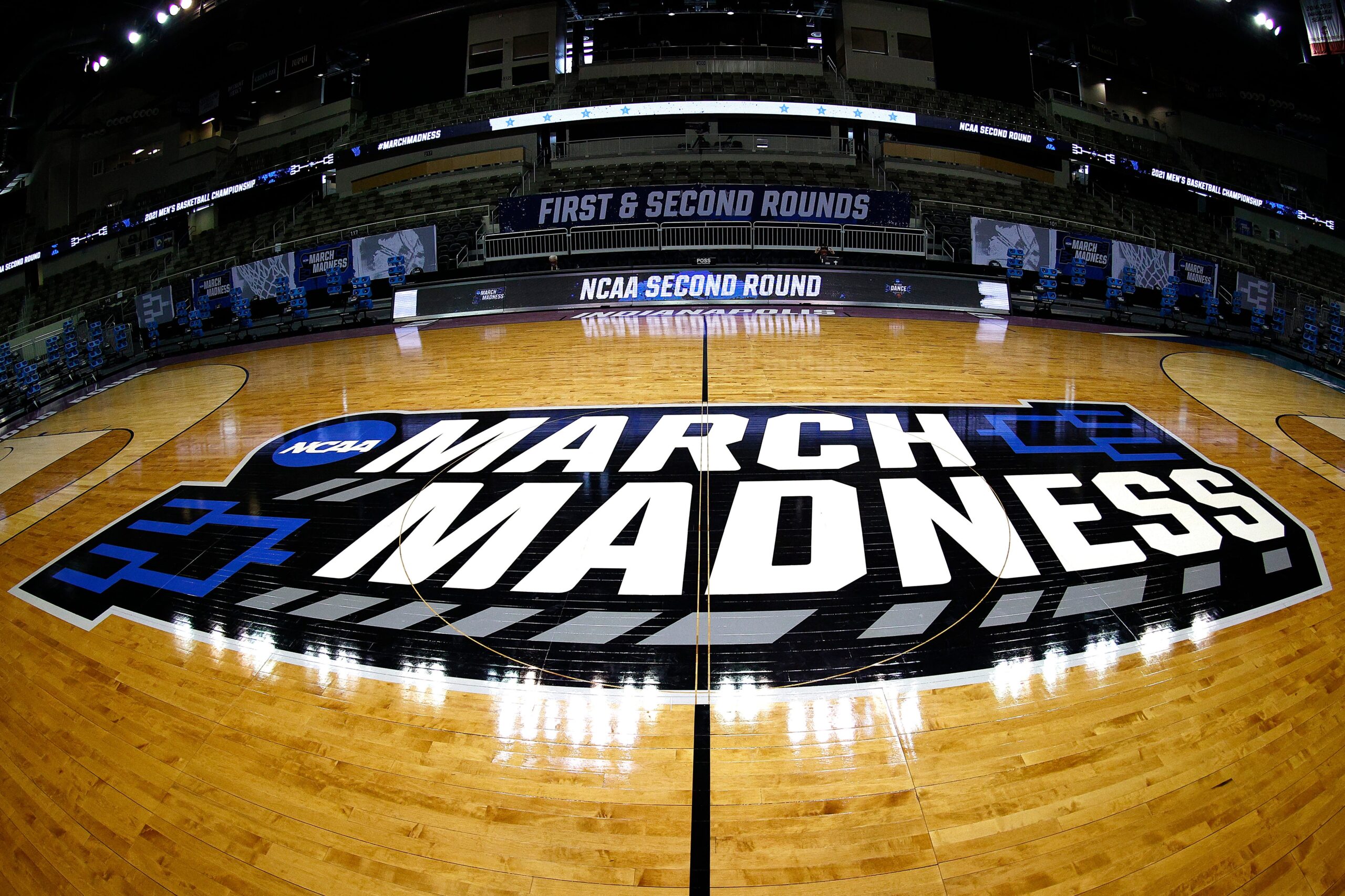 March Madness, NCAA Tournament, basketball, travel tips, tickets, hotels, flights, Final Four, San Antonio, Tampa Bay, merchandise, Fanatics, StubHub, Expedia, Airbnb, Hilton, gameday, schedule, dates, college basketball
