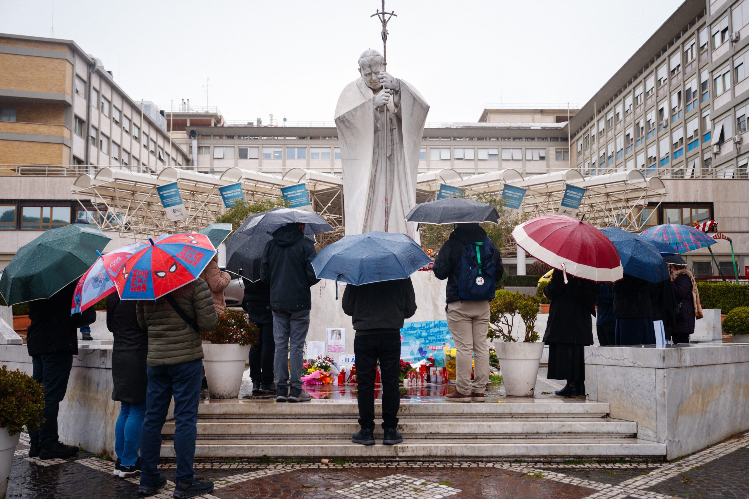 Pope Francis, Vatican, pneumonia, respiratory insufficiency, Gemelli Hospital, health update, bronchoscopy, endobronchial mucus, bronchospasm, lung infection, pleurisy, mechanical ventilation
