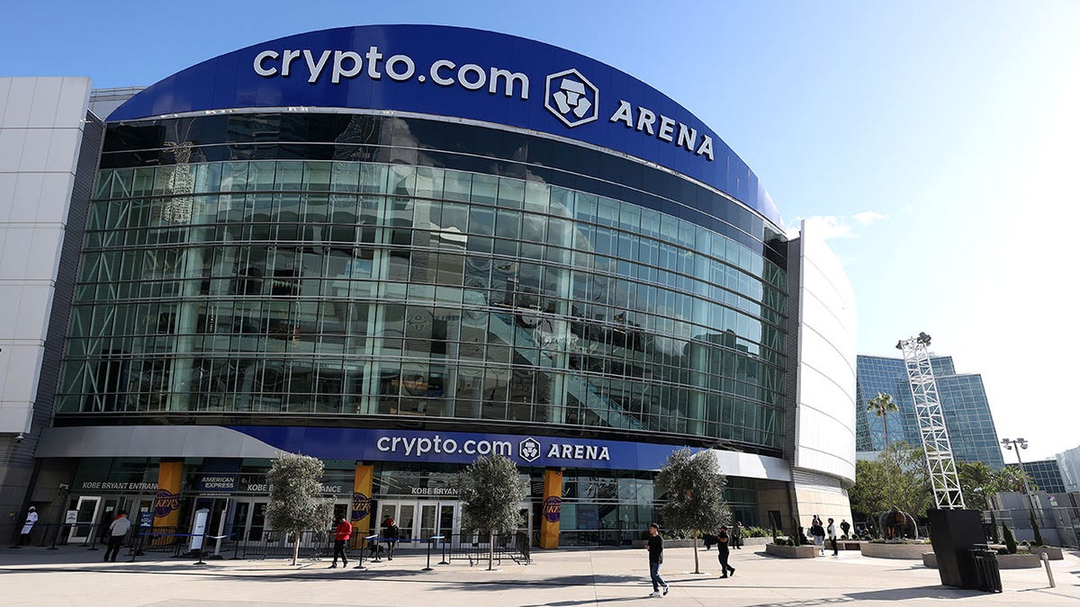 Los Angeles Lakers, Crypto.com Arena, Efren Graves, lawsuit, mugging, assault, battery, premises liability, negligence, restroom, jewelry theft, security, NBA, Memphis Grizzlies, celebrity, AEG
