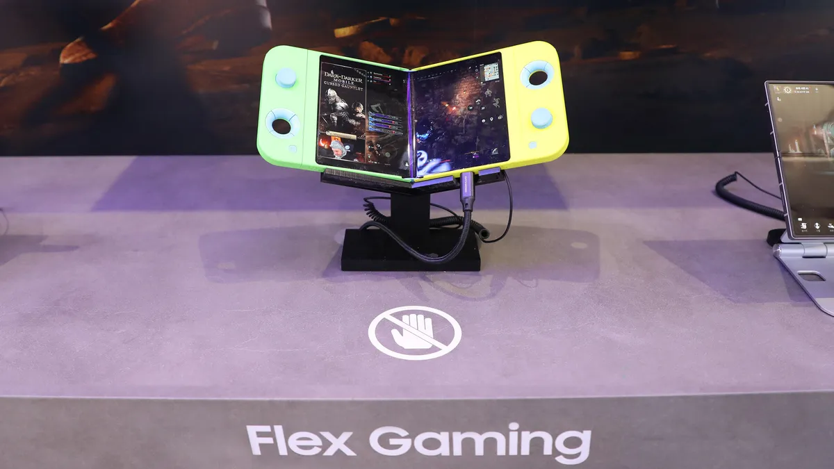 MWC 2025, Samsung, Flex Gaming, foldable console, handheld console, gaming console, concept device, OLED screen, Steam Deck, Nintendo Switch, portable gaming, gaming, technology, innovation, gaming hardware
