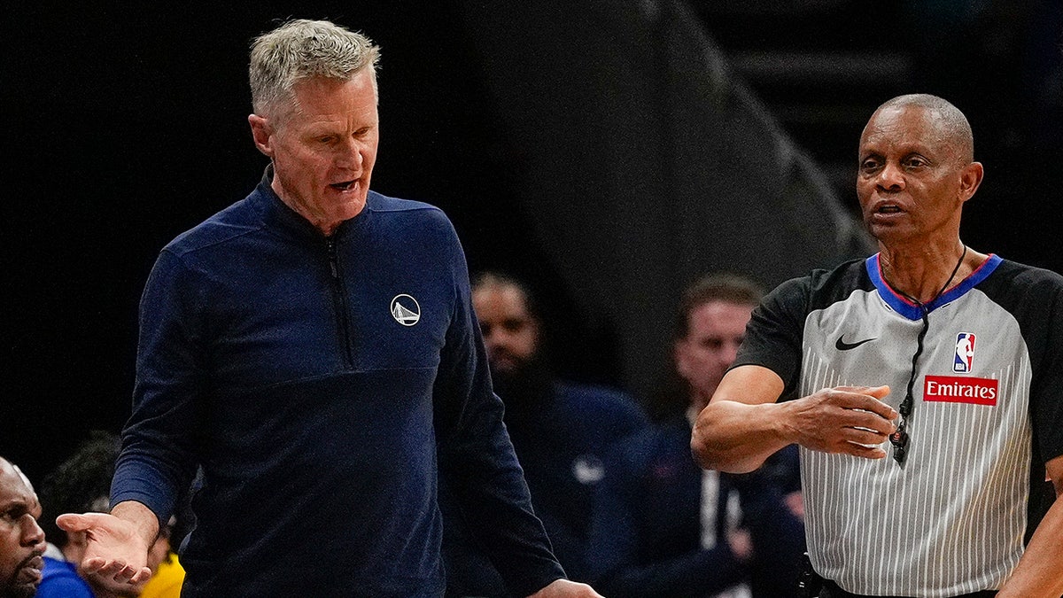 Steve Kerr, Golden State Warriors, NBA, traveling violation, officiating, basketball rules, technical foul, Charlotte Hornets, Philadelphia 76ers, footwork, New York Knicks.
