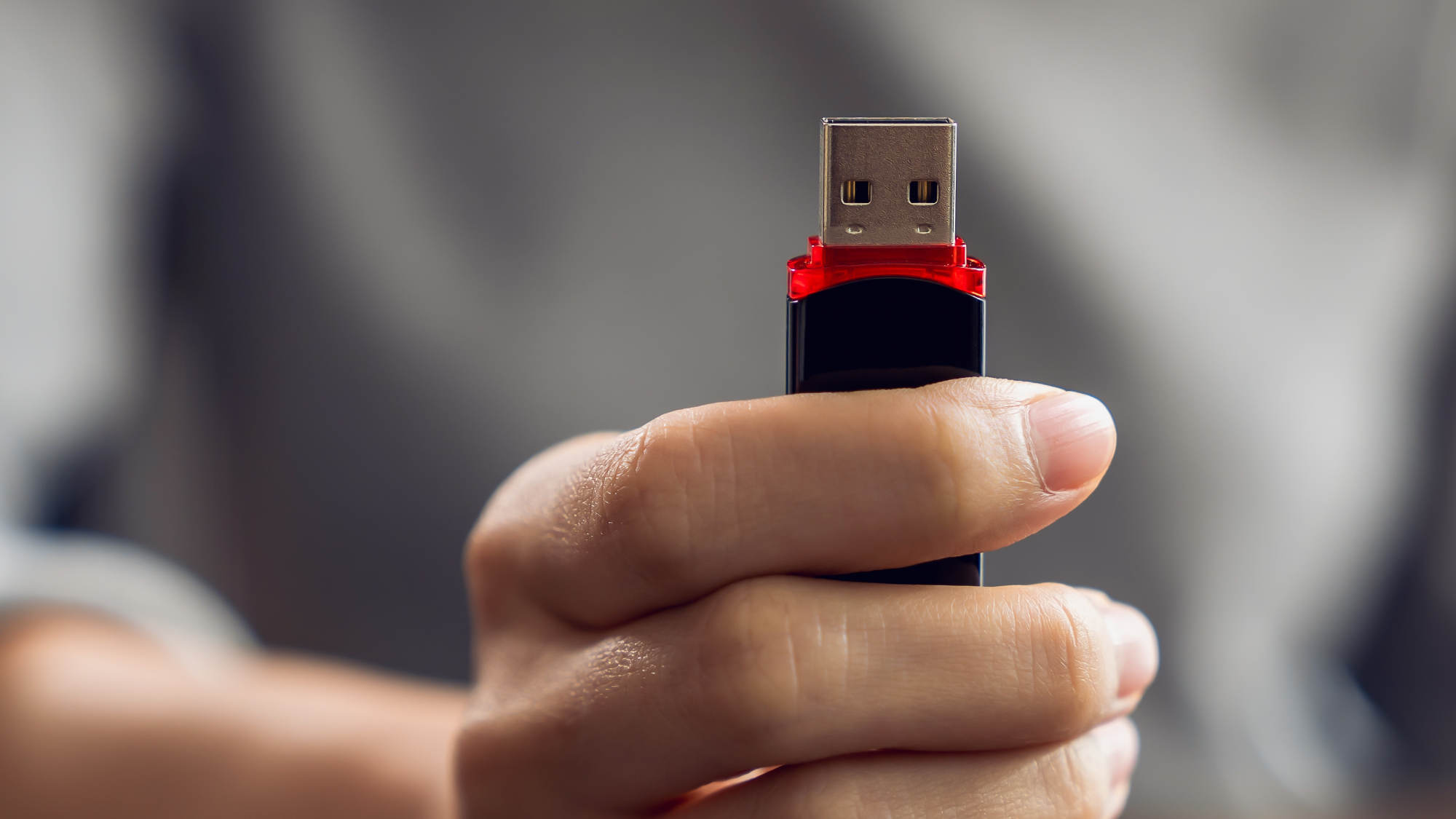 USB sticks, thumb drives, flash drives, USB drive buying guide, USB stick quality, USB stick speeds, USB stick capacity, USB stick file systems, USB stick lifespan, USB stick tips, USB stick storage, USB SSD comparison, USB 2.0, USB 3.2 Gen1, USB 3.2 Gen2, counterfeit USB drives, Windows boot stick, Sandisk, Samsung, Kioxia, Lexar, Kingston, Crucial, Verbatim, Adata, external storage, data transfer, flash memory, file systems, exFAT, NTFS, FAT32, data loss, USB stick care.
