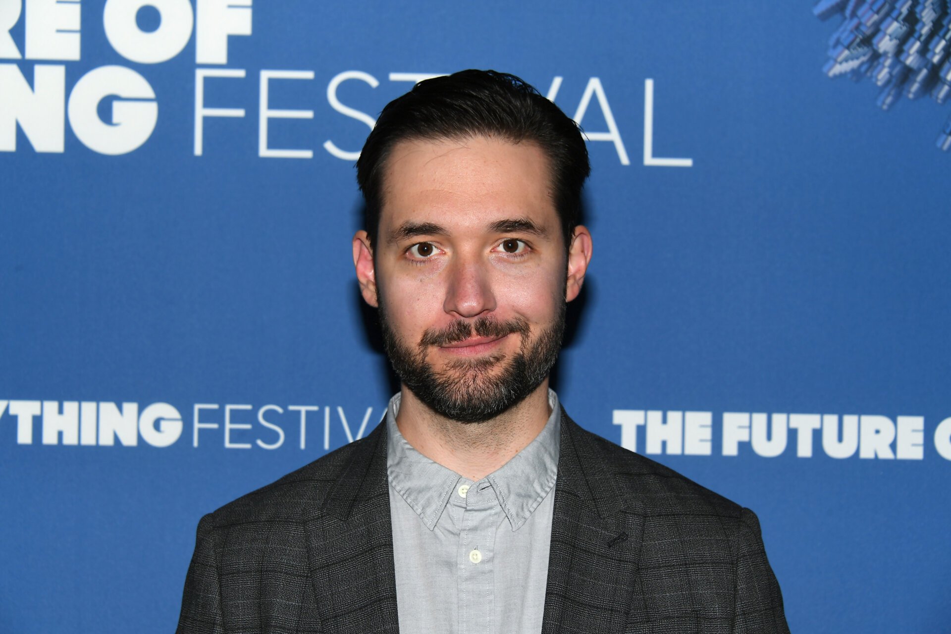 Digg, Reddit, Kevin Rose, Alexis Ohanian, social media, news aggregation, content curation, online communities, internet culture, nostalgia, millennial, Slashdot, Fark, Hacker News, del.icio.us, algorithm, RSS feeds, information ecosystem, doomscrolling, Meta, TikTok, Instagram, X, NewsBlur, BlueSky, subreddits, online moderators, AI tools, front page of the internet, web 2.0, internet history, tech industry, social news, user-generated content.
