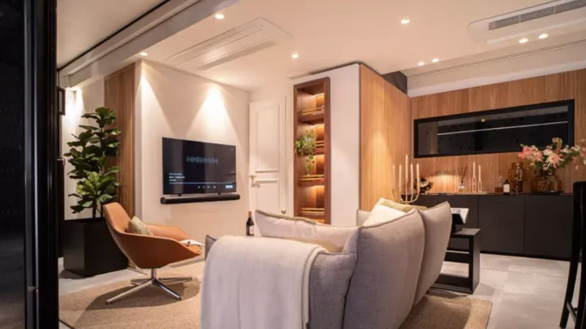 Expandable Touchdown, RV, mobile home, luxury RV, retractable chassis, off-grid living, customizable RV, electric expansion system, high-end RV, Expandable Mansion, event trailer, mobile living space, RV review, RV cost, innovative RV, panoramic RV, designer mobile home, Kurt the CyberGuy, Cyberguy.com
