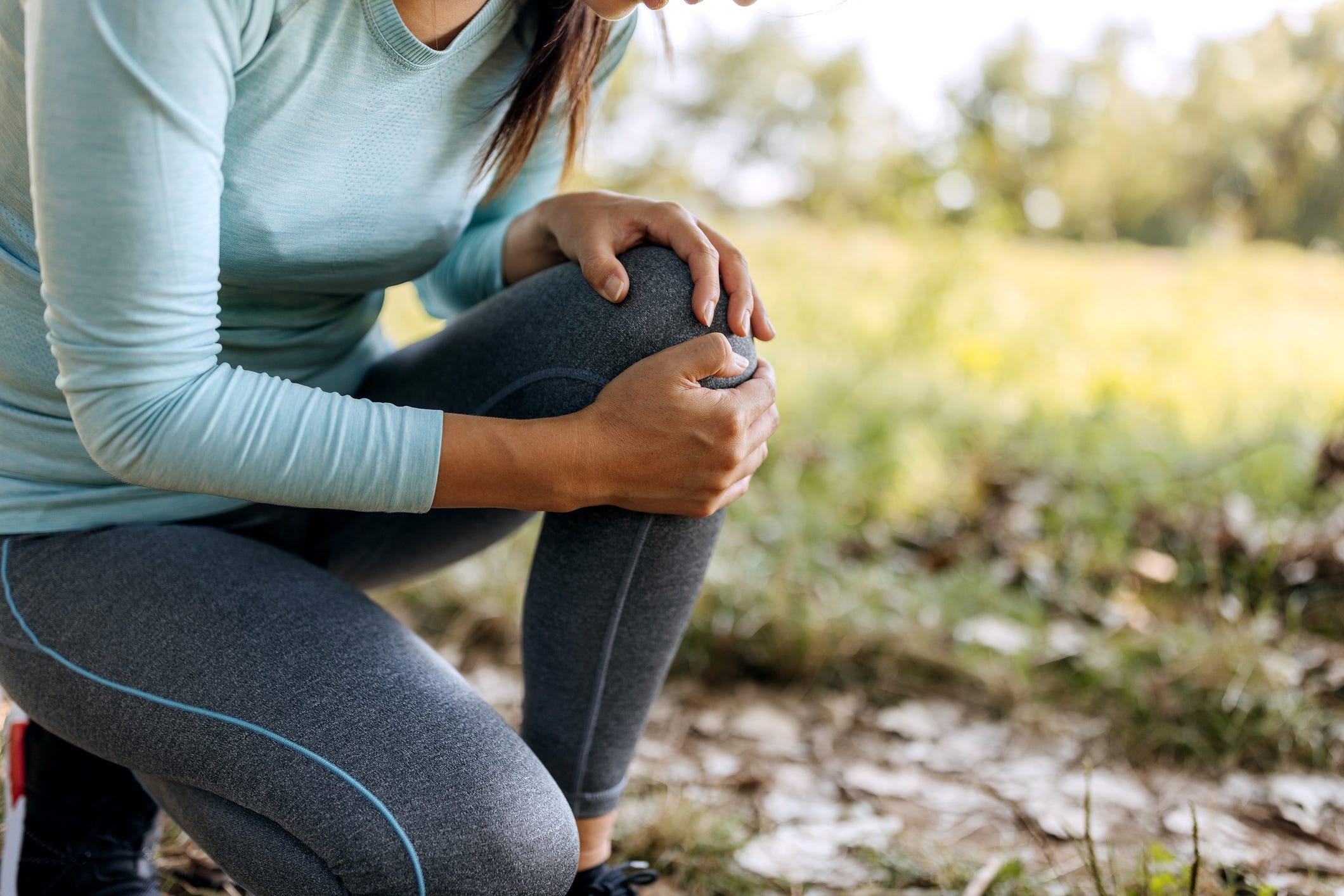 knee pain, knee injuries, ACL tear, meniscus tear, knee osteoarthritis, knee pain treatment, knee pain prevention, orthopedic surgeon, sports medicine, Tiger Woods, Tom Brady, Megan Rapinoe, Dwyane Wade, Intermountain Health, Mayo Clinic, cartilage, joint pain, arthritis, tendinitis, physical therapy, knee surgery, pain relief, weight management, exercise, footwear, posture, aging, inflammation, ibuprofen, acetaminophen
