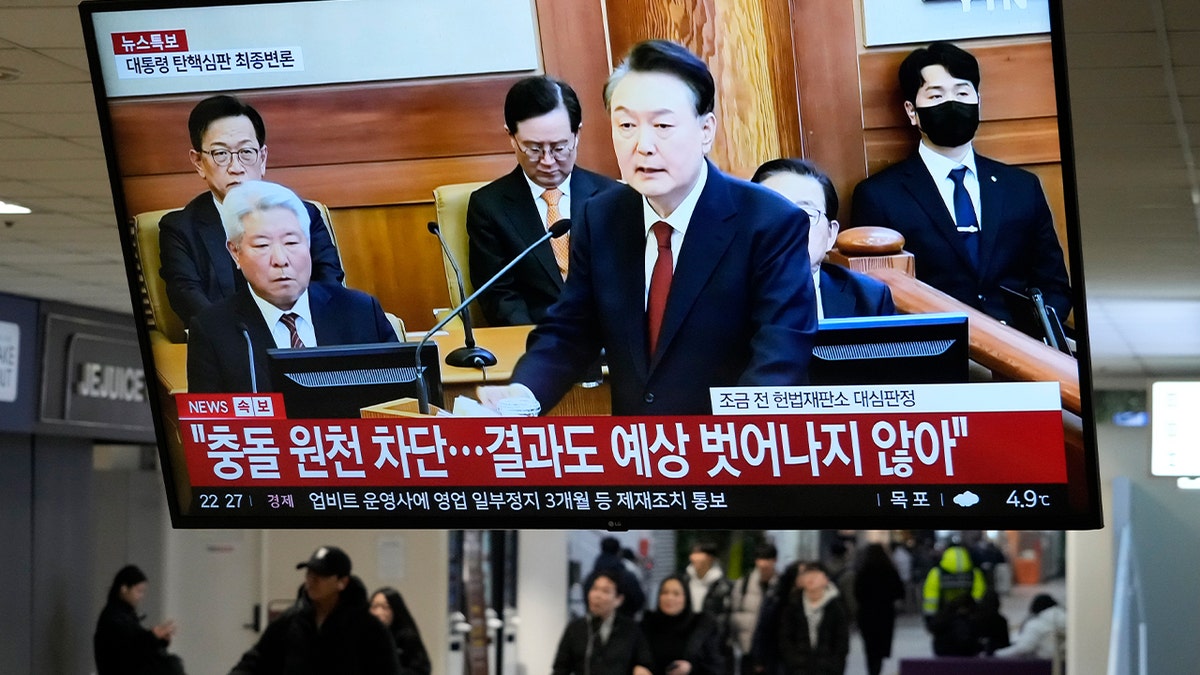Yoon Suk Yeol, South Korea, impeachment, martial law, rebellion, Constitutional Court, arrest, trial, Democratic Party, political turmoil, Seoul Central District Court, presidential office, South Korean politics, president, South Korean law, rallies, conservative-liberal divide
