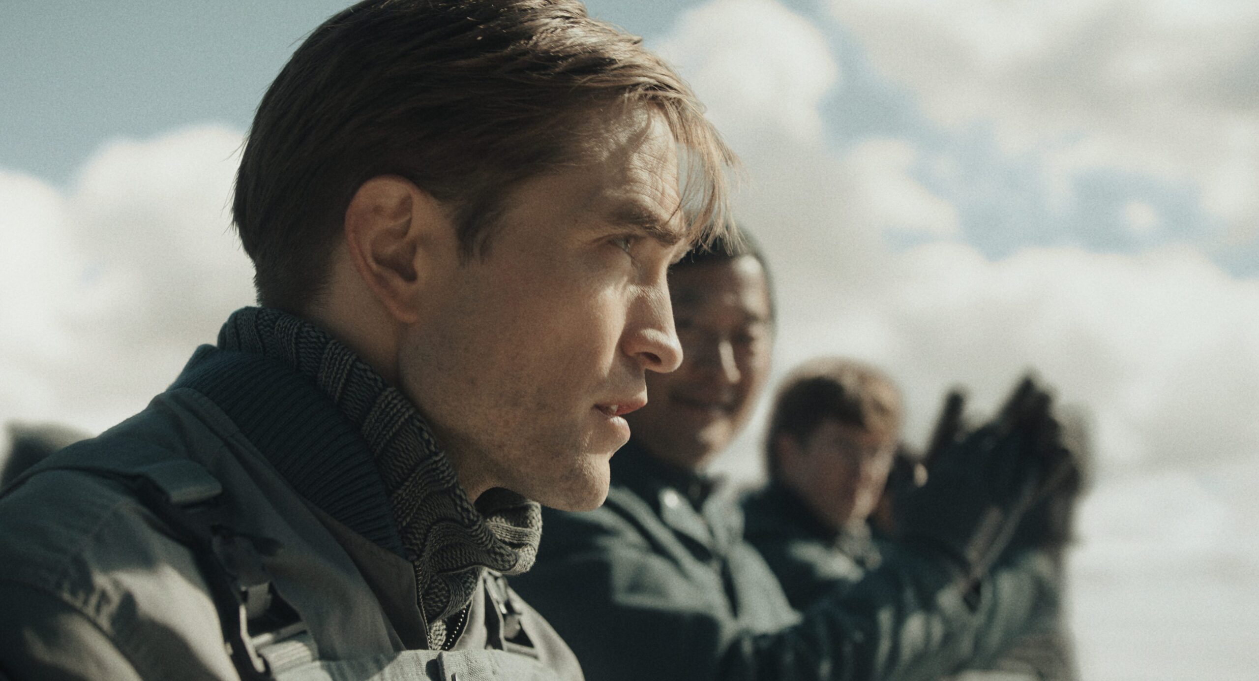 Mickey 17, Robert Pattinson, Bong Joon Ho, sci-fi, satire, plot, ending, spoilers, review, Kenneth Marshall, Mark Ruffalo, Creepers, colonizing expedition, Naomi Ackie, Nasha, Toni Collette, Ylfa, climate disaster, hope, underdog, movie analysis, film discussion
