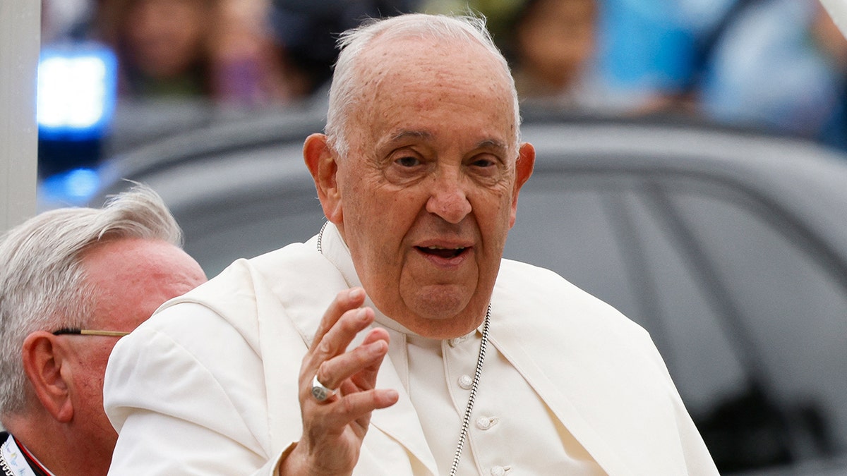 Pope Francis, Vatican, pneumonia, respiratory issues, health, oxygen therapy, hospital, Ash Wednesday, Cardinal Angelo De Donatis, pleurisy, JD Vance, National Prayer Breakfast, Catholic, prayer, recovery, prognosis
