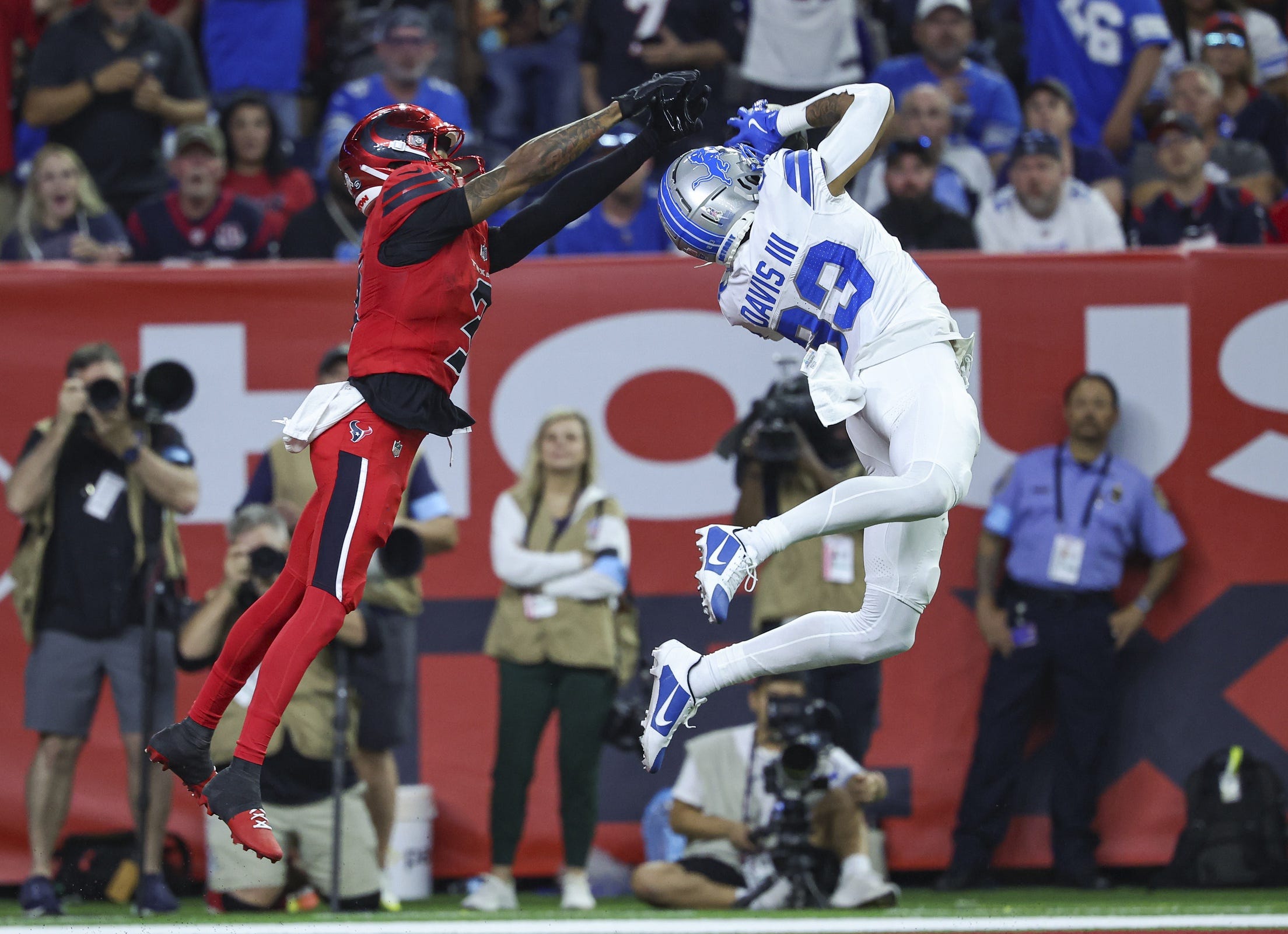 Carlton Davis III, Patriots, NFL Free Agency, Cornerback, Football, Contract, Buccaneers, Lions, Christian Gonzalez, NFL Draft, AFC East, NFL, Football News, Sports News, Injury, Defense, Defensive Secondary, NFL Transactions
