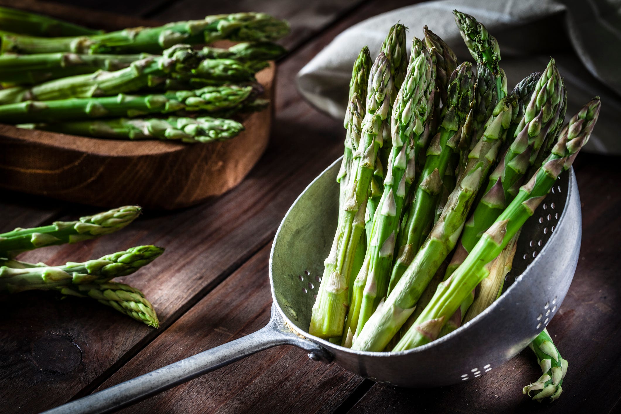asparagus, health benefits, nutrition, vitamins, minerals, fiber, antioxidants, plant-based diet, folate, gut health, weight management, bloating, gas, cooking, raw asparagus, asparagusic acid, urine odor, recipes
