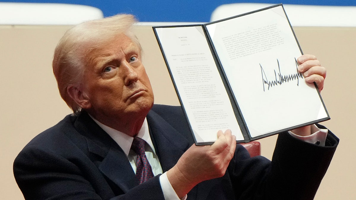 Perkins Coie, Donald Trump, executive order, Beryl A. Howell, Democrat-linked law firm, security clearances, government contracts, due process, free speech, free association, Fusion GPS, Steele Dossier, Pam Bondi, Chad Mizelle, diversity equity and inclusion, DEI, Covington & Burling, Jack Smith, Hillary Clinton, legal, political.
