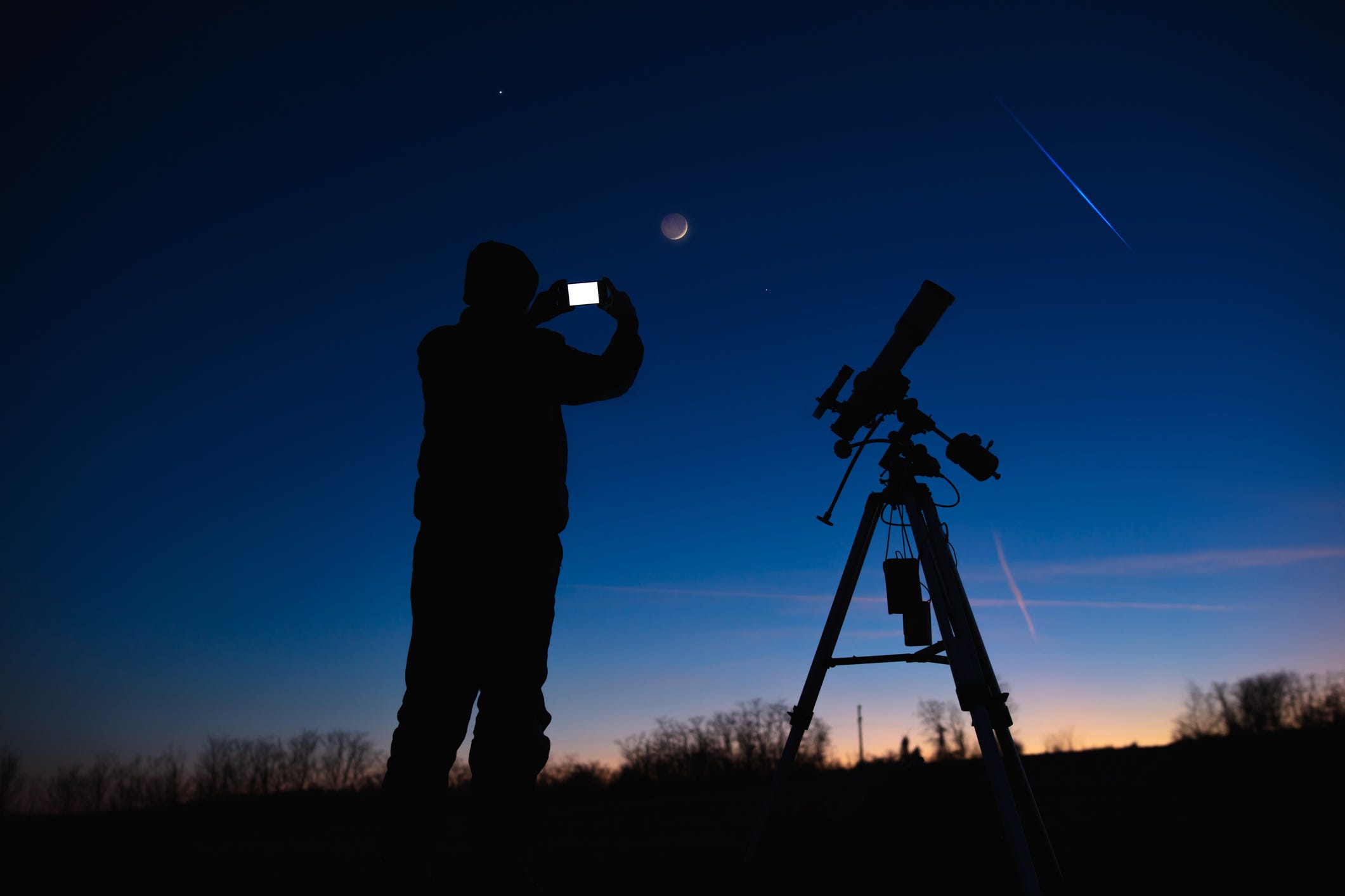 lunar eclipse, blood moon, space photography, smartphone photography, astrophotography, eclipse photography tips, moon photography, total lunar eclipse, photographing the moon, celestial events, night photography, camera settings, tripod, magnifier lens, telephoto lens, digital zoom, exposure, ISO, aperture, long lens, mobile apps, The Photographers Ephemeris, Sun Surveyor, US states, North America, South America, photography experts, USA TODAY Network, DSLR camera, amateur photographers, eclipse viewing, photographing a blood moon
